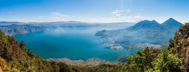 Guatemala, resmi San Pedro volkan alınan göl Atitlan. Volkanlar Cerro de Oro, Toliman, Atitlan sağ tarafta.