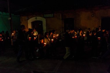 Antigua, Guatemala - 27 Mart 2016: Paskalya Pazar gece alayı katılımcıların Antigua Guatemala City.