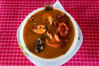 Deniz mahsulleri çorbası Guatemala Pasifik Sahil üzerinde Monterrico köyde