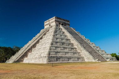 Maya arkeolojik sit Chichen Itza, Meksika içinde piramit tüylü yılan