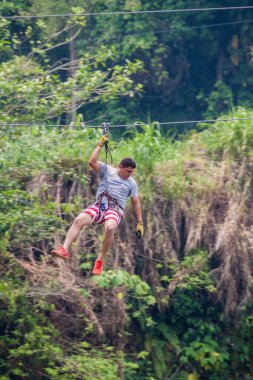 Pulhapanzak, Honduras - 18 Nisan 2016: Turist Pulhapanzak şelale üzerinde canopying.