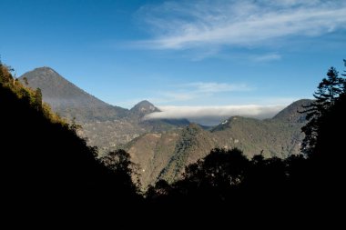 Santa Maria (solda) ve Cerro de Quemado (sağda) Volkanlar, Guatemala