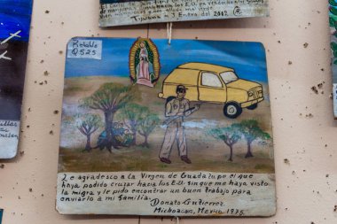 Antigua, Guatemala - 26 Mart 2016: Retablo (Lamine), Meksikalı bir halk sanat adanmışlık resim. Virgin de Guadalupe içine bir iş bulmak için ABD güvenli geçiş için teşekkürler.