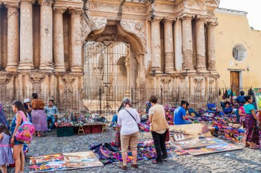Antigua, Guatemala - 26 Mart 2016: Hafta sonu el sanatları markette Ruinas del Carmen şehirde Antigua Guatemala, Guatemala.