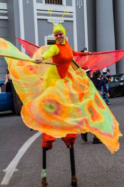 Cienfuegos, Cuba - 11 Şubat 2016: Stiltwalker sanatçı Parque Jose Marti Meydanı Cienfuegos, Cuba '.