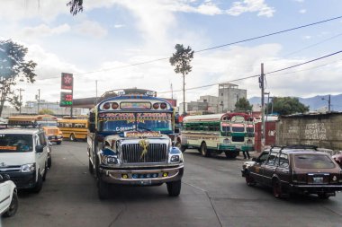 : Quetzaltenango, Guatemala - 21 Mart 2016: Renkli tavuk otobüs, eski bize okul otobüsleri, Quetzaltenango şehirde binmek.
