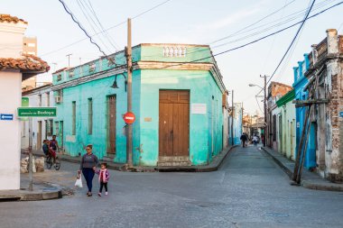 Camagüey, Cuba - 25 Ocak 2016: Camagüey sokaklarında insanlarda