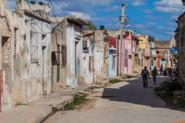 Camagüey, Cuba - 25 Ocak 2016: Camagüey bir sokakta insanlar yürümek.