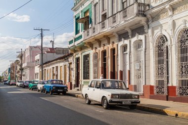 Cienfuegos, Cuba - 10 Şubat 2016: Cienfuegos, Küba'da eski sömürge evleri yoIda.