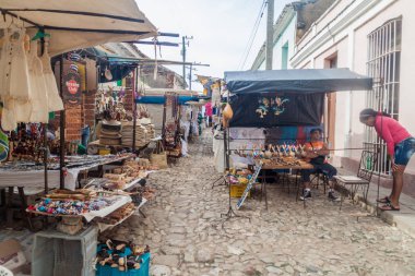 Trinidad, Küba - 8 Şubat 2016: Arnavut kaldırımlı Caddesi ve merkezi Trinidad, Küba'da bir Pazar.