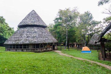 Milli Parkı Laguna Lachua, Guatemala bir kamp yerinde siper al
