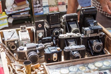 Havana, Küba - 22 Şubat 2016: Plaza de Armas Meydanı Havana'bir hatıra durak dijital kameralar.