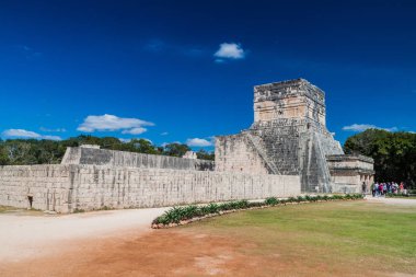 Chichen Itza, Meksika - 26 Şubat 2016: Arkeolojik sit Chichen Itza büyük top oyunu sarayda turist grubu dağılımları.