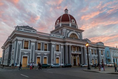 Cienfuegos, Cuba - 11 Şubat 2016: Parque Jose Marti Meydanı Cienfuegos, Cuba'Palacio de Gobierno (hükümet Sarayı)