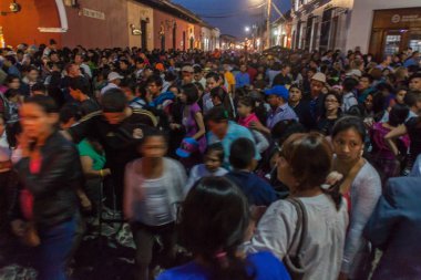 Antigua, Guatemala - 25 Mart 2016: İyi Cuma günü geçit katılımcıların Antigua Guatemala City.
