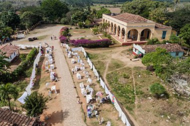 Manaca Iznaga, Küba - 9 Şubat 2016: Havadan görünümü eski bir sömürge konak Manaca Iznaga köyü yakınındaki Trinidad, Küba ve Hediyelik eşya tezgahları