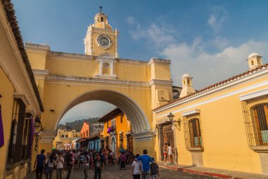 Antigua, Guatemala - 26 Mart 2016: Görünüm, Santa Catalina Arch şehirde Antigua Guatemala, Guatemala.