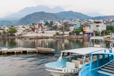 Santiago Atitlan, Guatemala - 23 Mart 2016: Santiago Atitlan Köyü İskelesi tekneler.