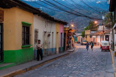 Copan Ruinas, Honduras - 11 Nisan 2016: Arnavut kaldırımlı sokakları Copan Ruinas Köyü.