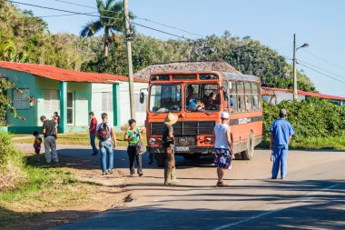 Vinales, Küba - 18 Şubat 2016: Vinales yakınındaki yerel bir otobüs yolcuları.