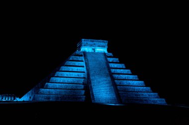 Antik Maya şehri Chichen Itza, Meksika piramitte tüylü yılan gece görünümü