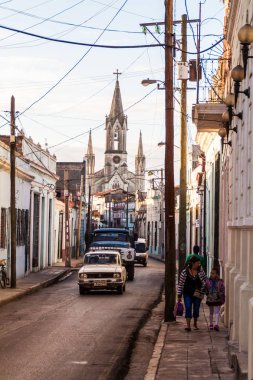Camagüey, Cuba - 25 Ocak 2016: Camagüey Merkezi dar bir sokakta görünümünü.