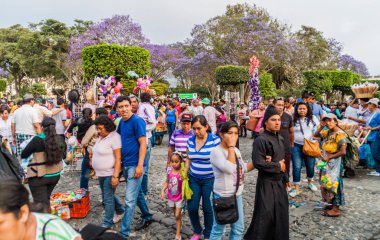 Antigua, Guatemala - 25 Mart 2016: Plaza Mayor Meydanı şehirde Antigua Guatemala, Guatemala nda insanların kalabalıklar.