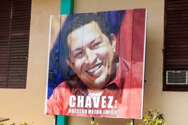 Las Tunas, Cuba - 27 Ocak 2016: Las Tunas, Cuba Hugo Chavez kutluyor Propaganda afişi. O says: Chavez, en iyi arkadaşımız.
