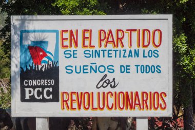 Vinales, Küba - 18 Şubat 2016: Propaganda afişi Vinales village, Küba yakınındaki. O says: tüm devrimciler hayalleri parti sentezlenmiş.