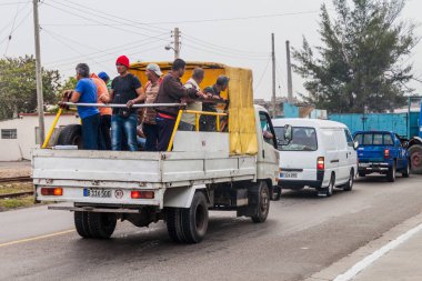 Matanzas, Cuba - 16 Şubat 2016: Matanzas, Cuba bir kamyon sürme yöre halkı