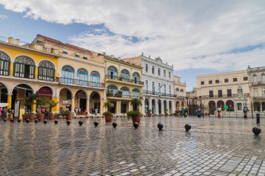 Havana, Küba - 23 Şubat 2016: Eski sömürge binaları Plaza Vieja Meydanı Habana Vieja '