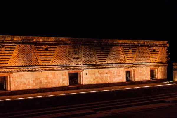 古代マヤの都市 メキシコのウシュマルの遺跡で複雑な修道女の四角形 Cuadrangulo Las Monjas 建物で光のショー — ストック写真