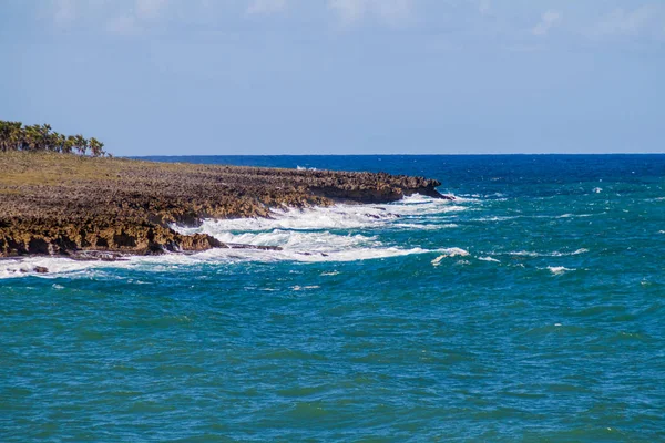 Baracoa, Küba'da kıyısında arka plan