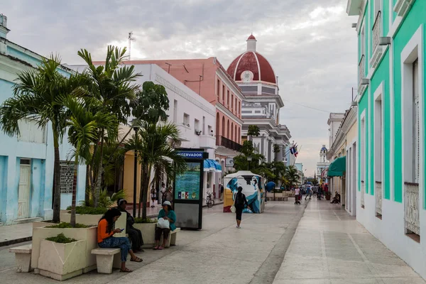 Cienfuegos Cuba February 2016 People Pedestrian Street Cienfuegos Cuba — Stock Photo, Image