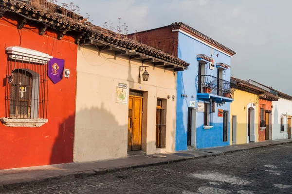 Antigua, Guatemala - 27 Mart 2016: Renkli koloni evler Antigua, Guatemala