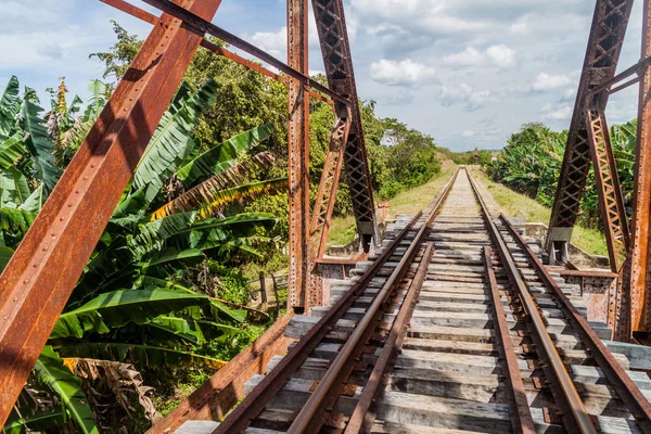 在古巴特立尼达和多巴哥附近的 Ingenios 河谷的铁路大桥 — 图库照片