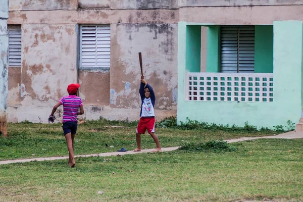 Gibara Cuba Jan 2016 Children Play Baseball Front Dilipitated Concrete — Stock Photo, Image