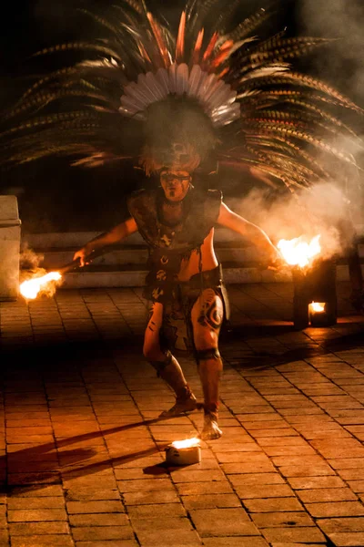 Chichen Itza, Meksika - 25 Şubat 2016: Yerli Maya dansçı performans Chichen Itza ruins yakınındaki.
