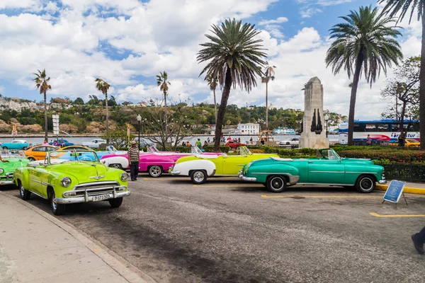 Havana Cuba Feb 2016 Colorful Vintage Cars Wait Tourists Old — Stock Photo, Image