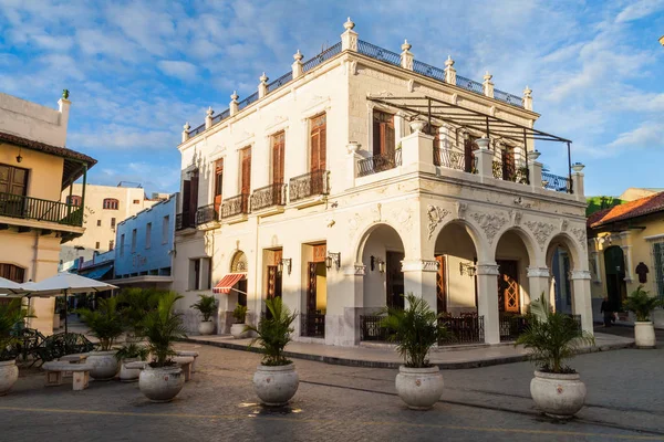 Camagüey, Cuba - 25 Ocak 2016: Süslü bina elverişli de los Trabajadores meydanında Camagüey Merkezi.