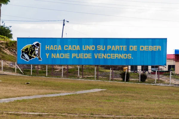 Las Tunas, Cuba - 27 Ocak 2016: Propaganda billboard, Plaza de la Revoluciön (kare devrim) Las Tunas. O says: Eğer herkes görevlerini bir parçası yok, hiç kimse bizi yenemez.