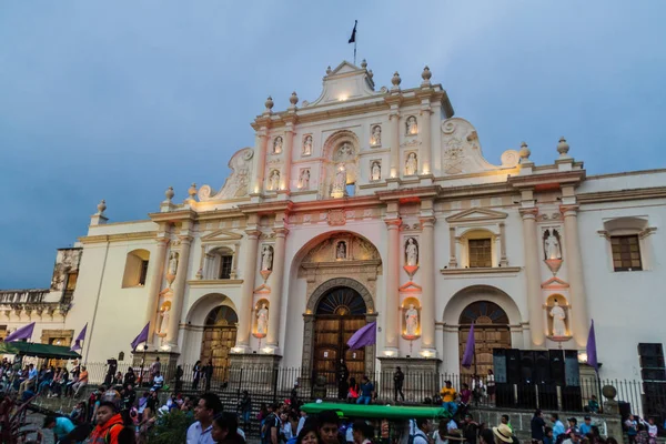 安提瓜 危地马拉 2016年3月25日 危地马拉安提瓜危地马拉镇广场市长广场前圣何塞大教堂门前的人群 — 图库照片