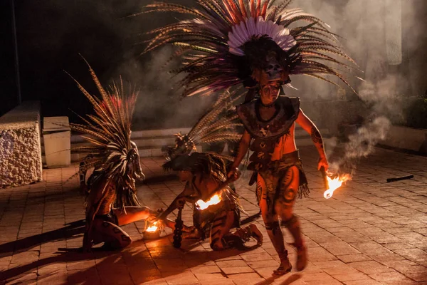 Chichen Itza, Meksika - 25 Şubat 2016: Yerli Maya dansçı performans Chichen Itza ruins yakınındaki.