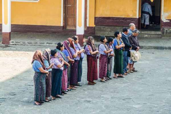 Santiago Atitlan, Guatemala - 24 Mart 2016: Yerli halkın önünde Santiago Atitlan kilisede geleneği giysili.