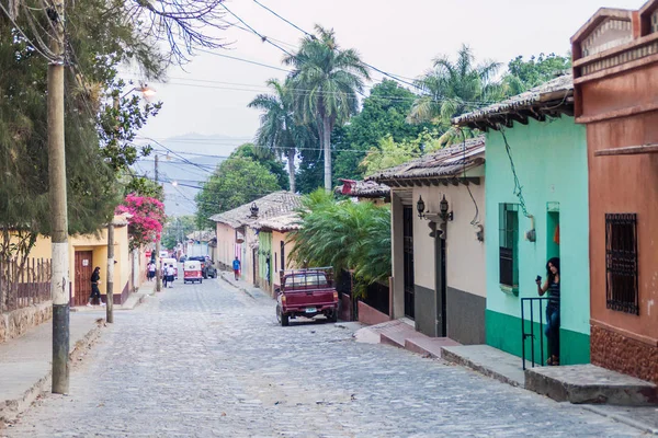 Gracias, Honduras - 13 Nisan 2016: Gracias kasaba Arnavut kaldırımlı sokakta.
