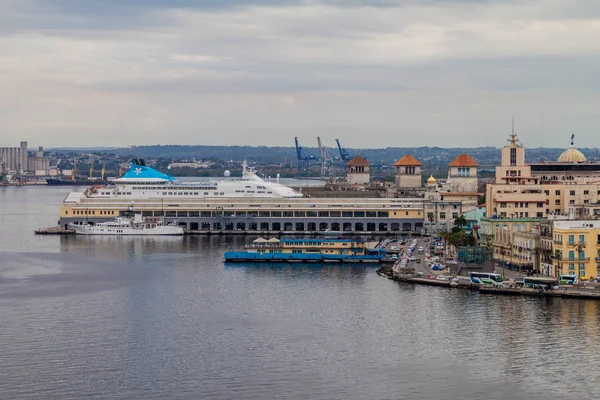 Havana, Küba - 22 Şubat 2016: Cruise gemisi Havana'da bağlantı noktası,