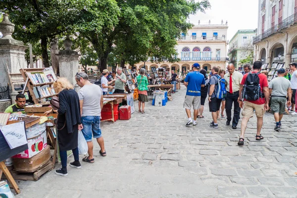 Havana, Küba - 23 Şubat 2016: Hediyelik eşya tezgahları Plaza de Armas Meydanı Havana '.