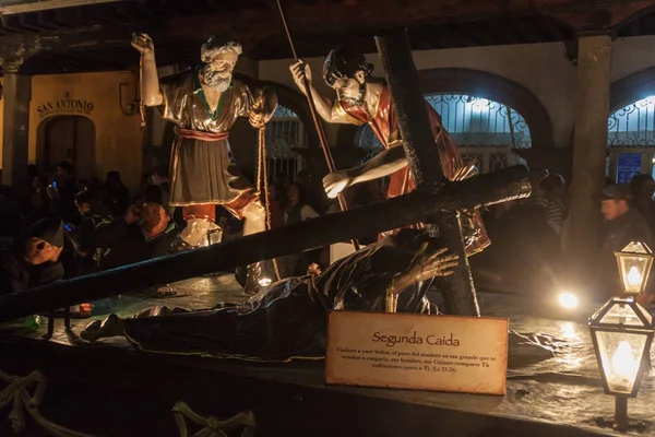 Antigua, Guatemala - 25 Mart 2016: İyi Cuma günü geçit katılımcılar Antigua Guatemala City tarafından yapılan büyük kayan nokta.