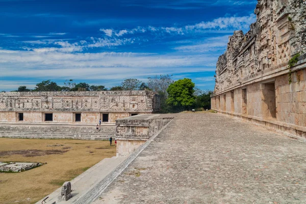 Uxmal, Meksika - 28 Şubat 2016: Rahibenin Quadrangle (Cuadrangulo de las Monjas) bina kompleksinde antik Maya şehir Uxmal, Meksika kalıntıları, Courtyard turist