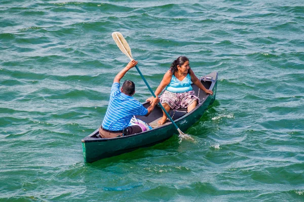 Rio Dulce Guatemala Marzo 2016 Popolazione Indigena Locale Che Remava — Foto Stock